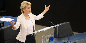 Ursula von der Leyen spricht bei ihrer Bewerbungsrede vor den Abgeordneten des Europaparlaments