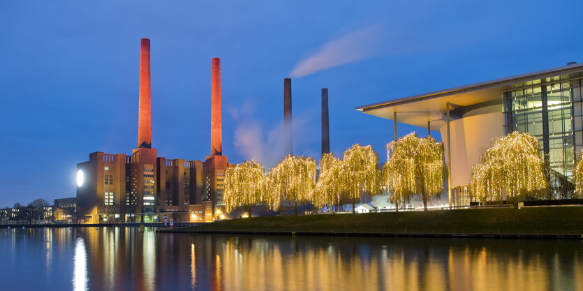 Schornsteine, Bäume und Gebäude der Autostadt Wolfsburg