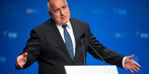 Boiko Borissow, Ministerpräsident von Bulgarien, spricht an einem Pult