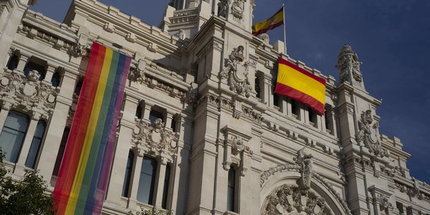 Eine rot-gelbe Flagge an dem historischen Gebäude des Stadtparlaments in Madrid