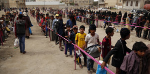 Eine lange Warteschlange vor der Essensausgabe einer Wohltätigkeitsorganisation im Jemen