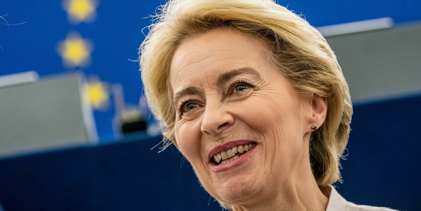 Ursula von der Leyen steht nach ihrer Bewerbungsrede vor den Abgeordneten des Europaparlaments im Plenarsaal