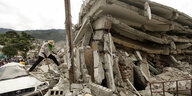 Ein eingestürztes Gebäude nach dem Erdbeben in Haiti 2010