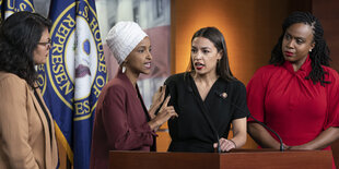 Die Demokratinnen Rashida Tlaib, Ilhan Omar, Alexandria Ocasio-Cortez und Ayanna Pressley stehen bei einer Pressekonferenz am Rednerpult