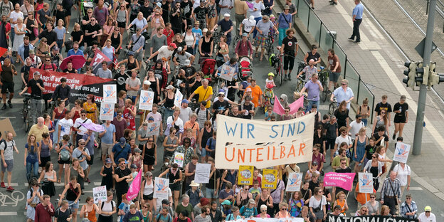 Ein Demonstrationszug gegen Rechts in Leipzig