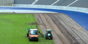 Neuer Investor bei Hertha BSC: Im Olympiastadion wird neuer Rasen verlegt. Es sieht matschig aus.