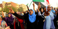 Demonstrantinnen im Sudan ziehen durch die Straßen Khartums.