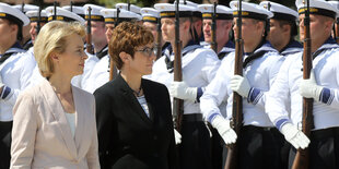 Von der Leyen und Kramp-Karrenbauer vor Soldaten