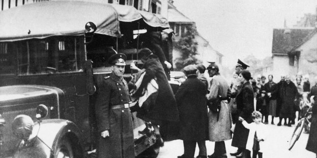 Nazis deportieren Jüdinnen und Juden im Oktober 1940.