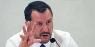 Ein Mann an einem Mikrofon, es ist Matteo Salvini
