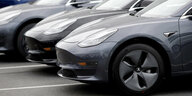 Drei graue Tesla Model 3