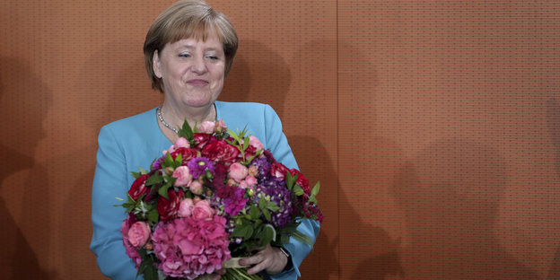 Annegret Kramp-Karrenbauer, Ursula von der Leyen und Angela Merkel sitzen nebeneinander und lächeln.