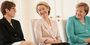Annegret Kramp-Karrenbauer, Ursula von der Leyen und Angela Merkel sitzen nebeneinander