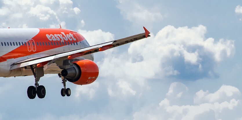 Ein Flugzeug der Fluggesellschaft easyJet landet auf dem Flughafen Tegel.