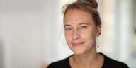 Porträt der Klimaforscherin Friederike Otto mit Dutt.