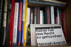 Ein Bücherregal mit einer Karte und dem Zitat von Hannah Arendt: "Keiner hat das Recht zu gehorchen" Ein Bücherregal mit einer Karte und dem Zitat von Hannah Arendt: "Keiner hat das Recht zu gehorchen"