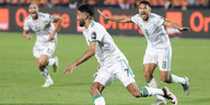 Algeriens Riyad Mahrez (M) jubelt mit seinem Teamkollegen Youcef Belaili (r) über seinen Treffer zum 2:1.