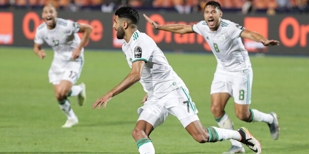 Algeriens Riyad Mahrez (M) jubelt mit seinem Teamkollegen Youcef Belaili (r) über seinen Treffer zum 2:1.