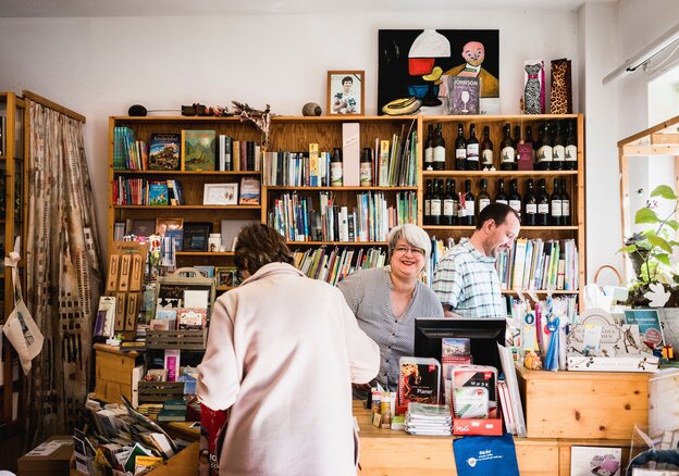 Sylvia Pyrlik steht inmitten von Kunden in ihrer Buchhandlung Schatzinsel in der Bernauer Altstadt Sylvia Pyrlik steht inmitten von Kunden in ihrer Buchhandlung Schatzinsel in der Bernauer Altstadt