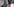 Ein Kleinkind in Anorak streigt über eine Stufe in die Bahn. Ein Erwachsener in roten Kummistiefeln hält das Kind an der Hand