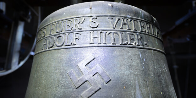 Eine große Glocke mit Hakenkreuz und dem Schriftzug "Alles für's Vaterland - Adolf Hitler"