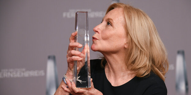 Maren Kroymann küsst ihre Trophäe des Deutschen Fernsehpreises