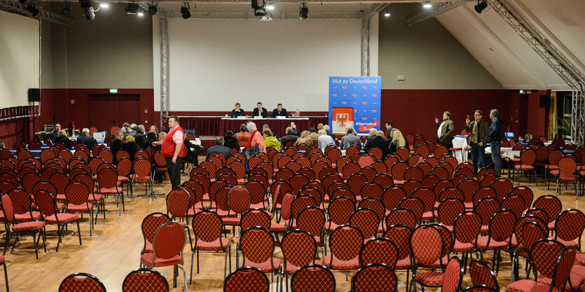 Wenig gefüllter Saal beim AfD Parteitag in Brandenburg