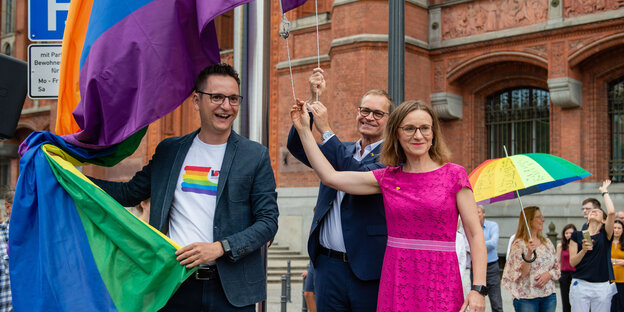 Verliebt in Macht und Kameras:Jörg Steinert hisst mit dem Regierenden Bürgermeister Michael Müller und der BVG-Chefin Sigrid Nikutta die Pride-Fahne vor dem Roten Rathaus
