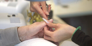 Nagelpflegende Arbeit im Nagelstudio