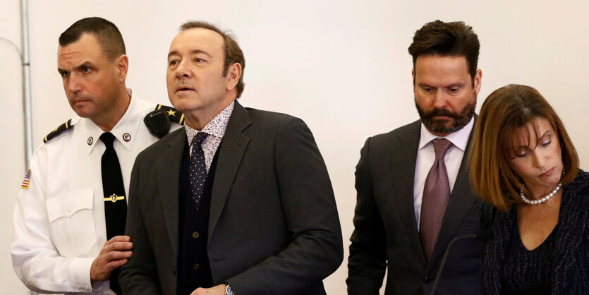 Kevin Spacey steht umringt von seinen Anwälten im Gericht von Nantucket