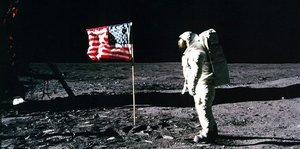 Der Astronauten Edwin Aldrin neben der US-Flagge auf dem Mond.