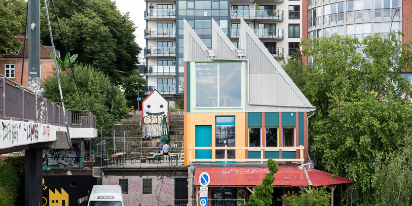 Blick auf den neu aufgebauten "Golden Pudel Club" im Stadtteil Sankt Pauli.