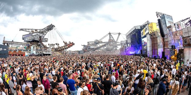 viele Menschen, im Hintergrund die Bühne des Splash!-Festivals und ein Kohlebagger viele Menschen, im Hintergrund die Bühne des Splash!-Festivals und ein Kohlebagger