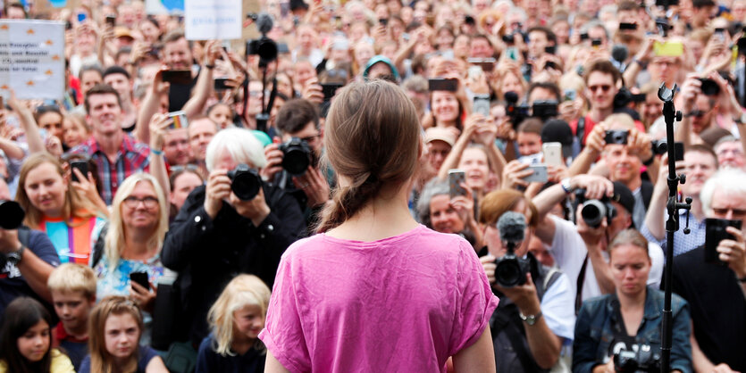 Greta Thunberg steht vor Publikum