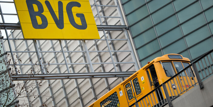 Eine U-Bahn, darüber hängt ein Schild, auf dem BVG steht