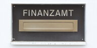 Briefkasten mit Aufschrift "Finanzamt"