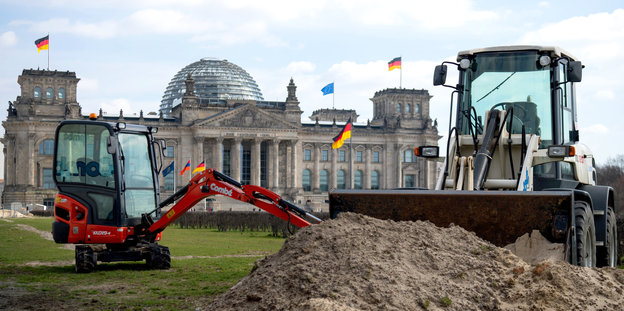 Ein Bagger baggert vor dem Reichstag