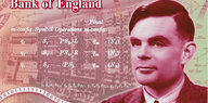 Entwurf einer Banknote mit dem Konterfei Alan Turings auf rötlichem Hintergrund. Darauf mathematische Formeln