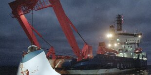 Ein Schiff im Meer hilft in der Nacht bei Rettungsarbeiten