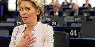 Ursula von der Leyen im EU-Parlament- mit erstauntem Gesichtsausdruck