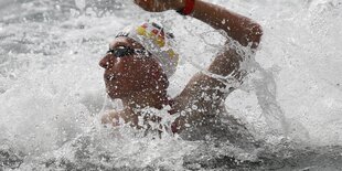 Florian Wellbrock schlägt an der Zeittafel beim WM-Schwimmen an. Er trägt Badekappe und Schwimmbrille