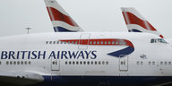 Flugzeuge von British Airways sind auf dem Flughafen Heathrow geparkt.