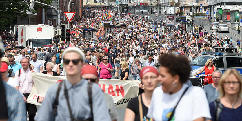 Tausende demonstrieren gegen den Aufmarsch der Kleinstpartei "Die Rechte" in Kassel.