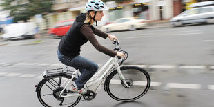 eine Frau auf einem Elektrofahrrad