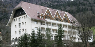 ein großes Haus im Wald