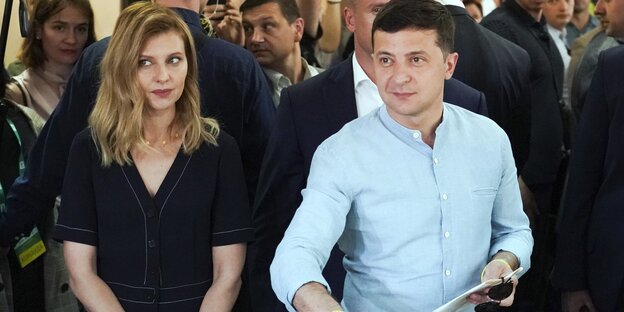 Ein Mann, Wolodymyr Selenskyj, und eine Frau, Olena Selenskyj, stehen nebeneinander