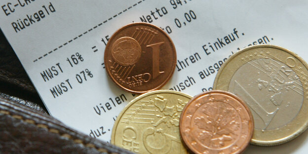 Kassenzettel und Euro-Münzen