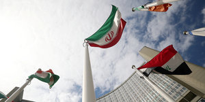 An mehreren Mästen weht die iranische Flagge