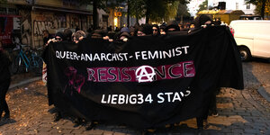 Liebig 34: Menschen protestierten gegen die Räumung des queerfeministischen Hausprojekts