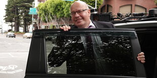 Peter Altmaier steigt in ein Auto